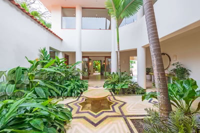 Luxury Villa Photo #6