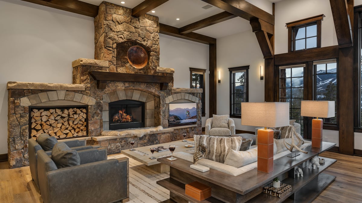 Great room with TV and fireplace - Image 7