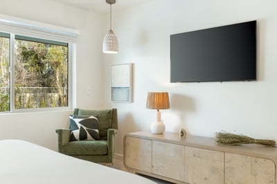 Serpentine: Guest bedroom eight on the first floor with King bed and shares a bathroom with Turquois