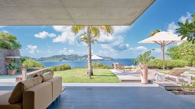 Outdoor Lounge Area: Lounge area on the covered terrace facing the panoramic views.&nbsp;