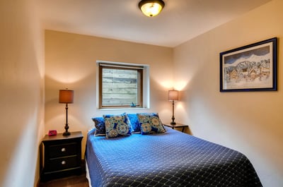 Ravens Call lower level queen room, shared bath with bunk room