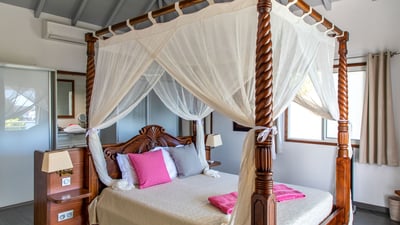 Bedroom 1: King size bed, air conditioning, HD-TV, Apple TV, safe, dressing room. Adjoining bathroom