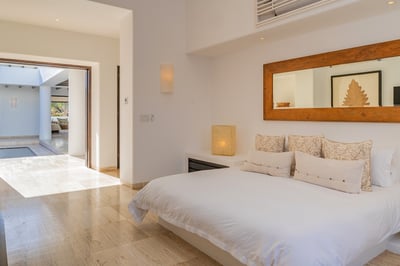 Luxury Villa Photo #40