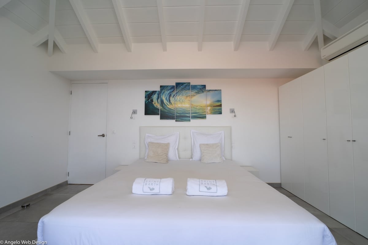 Bedroom 1: Situated next to the living room, Ocean view, Queen size bed, air-conditioning, WIFI. Ope - Image 13