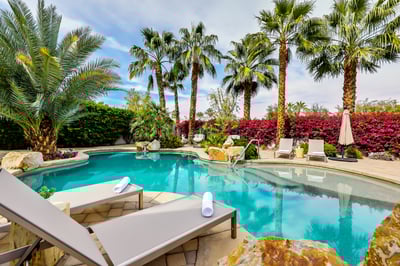 Choose from many poolside loungers! There's more room at the swings or at the kitchen bar or outdoor