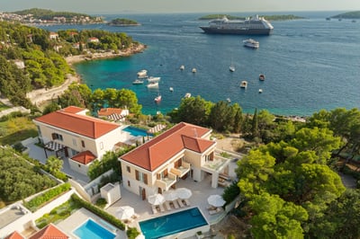 Luxury Villa Photo #3