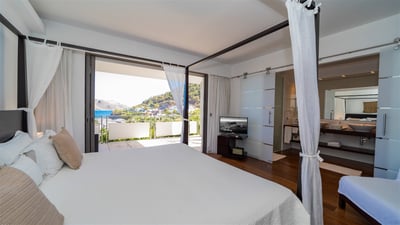 Bedroom 2: King size bed, air conditioning, HD-TV, DVD player, safe. Ensuite bathroom with rain show