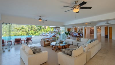Luxury Villa Photo #26