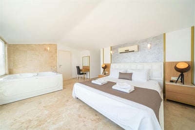 Luxury Villa Photo #24
