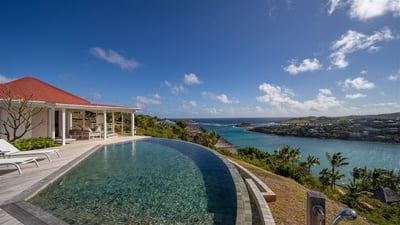 Pool & Terrace: Heated pool 9 x 4 m, expansive terrace with sun loungers, gas barbecue.