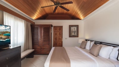 Bedroom 2: King size bed, air conditioning, ceiling fan, HD-TV, Apple TV, desk, safe, mini fridge.&n
