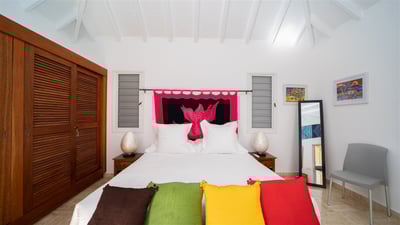 Bedroom 2: King size bed, air conditioning, HD-TV, Apple TV. Ensuite bathroom, sink. Private te