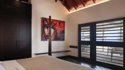 BLUE SWAN Bedroom 1: King size bed, air conditioning, HD-TV, Dish network, Apple TV, Blu-Ray player,