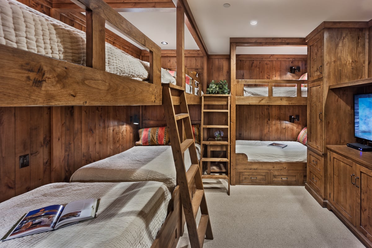 Bunkroom with 4 full beds and 2 twin beds - Image 9