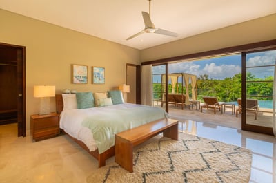 Luxury Villa Photo #25