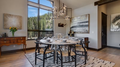 Dining area with seating for 6, plus bar seating