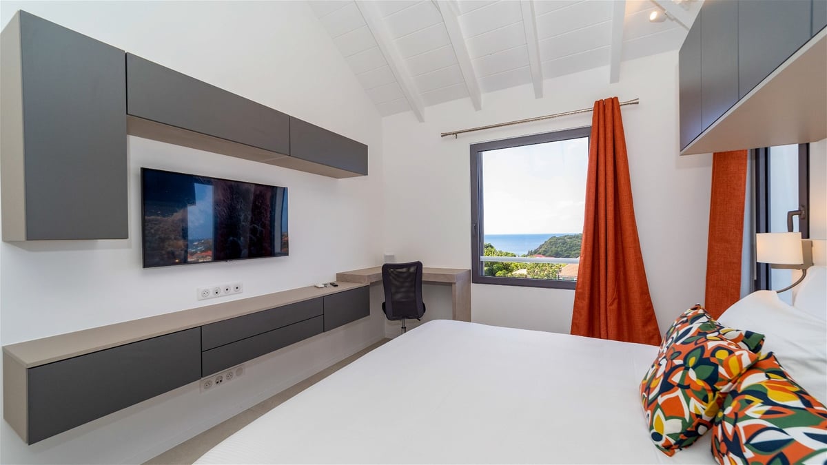 Bedroom 3: King size bed, air conditioning, HD-TV, safe, dressing room. En-suite bathroom, rain show - Image 35