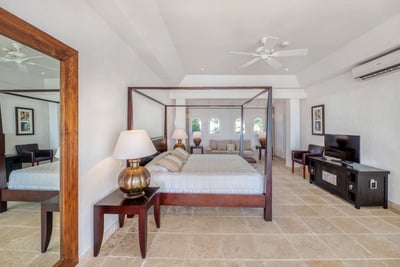 Luxury Villa Photo #18