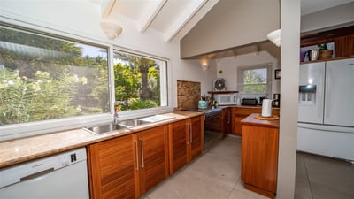 Kitchen & Dining Areas: Modern and fully equipped. Air conditioning, electric oven, induction cooker