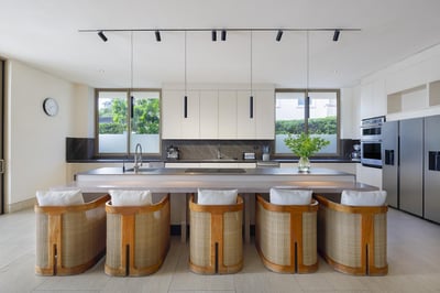 Solara – Lakefront Luxury with Gym, Sauna & Sunset