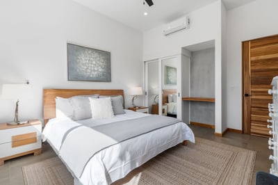 Main House – Suite 4: King Bed, AC & Closet