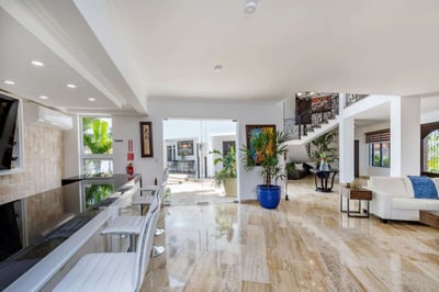 Luxury Villa Photo #23