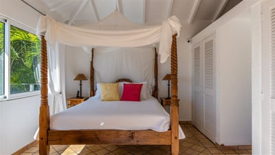 Bedroom 1: Air conditioning, queen size bed, mosquito nets, HD-TV, Apple TV. Ensuite bathroom w