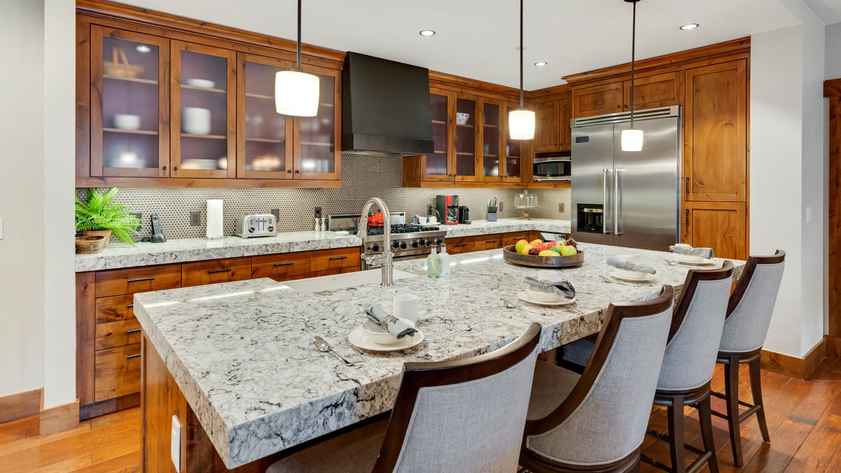Gourmet kitchen with large center island - Image 7