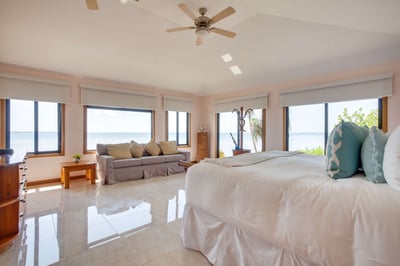 Luxury Villa Photo #22