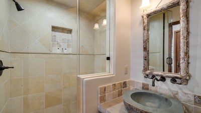 Queen suite 2 bath