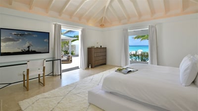 Bedroom 2: King size bed, air conditioning, HD-TV, Apple TV, dressing room, programmable safe. Adjoi