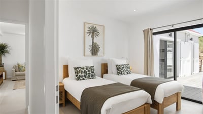 Bedroom 3: King size bed (or Twin beds), air-conditioning, HD-TV. Bathroom shared with bedroom 2, ha