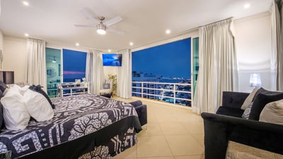 Luxury Villa Photo #26