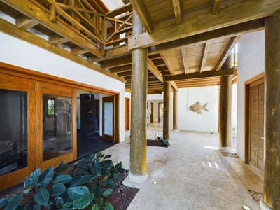 Luxury Villa Photo #13