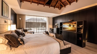 Bedroom 2: On the upper level, on the back of the property. King size bed, air conditionin