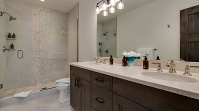 King ensuite, lower level