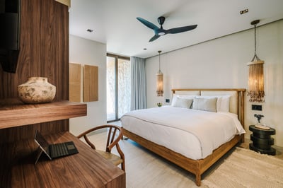 Suite 2: King Bed, TV, AC