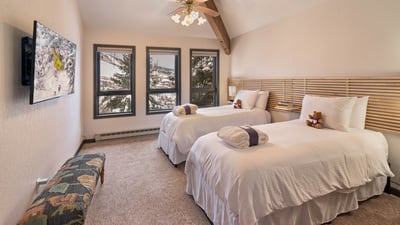 Glacier Lodge East - split king bedroom