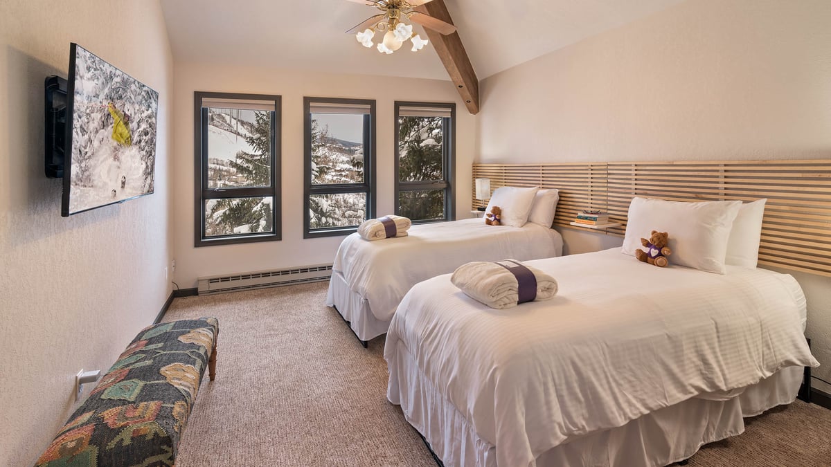 Glacier Lodge East - split king bedroom - Image 14