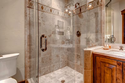 Queen room bath