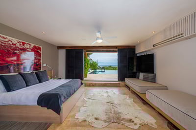 Luxury Villa Photo #30