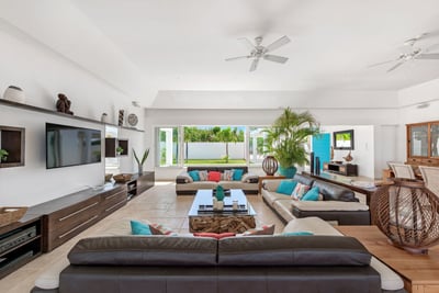 Luxury Villa Photo #26