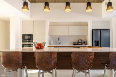 Kitchen: Fully equipped kitchen, oven, microwave, refrigerator with ice maker, dishwasher, blender, 