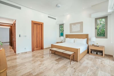 Luxury Villa Photo #27