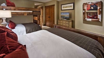 Brunkroom with a queen bed and a full over full bunk bed