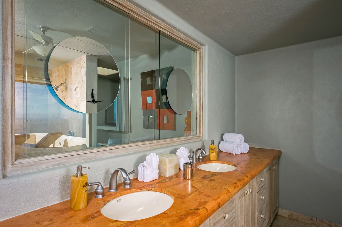 Double mirrors and double sinks allow everyone to have enough time to get ready - Image 25