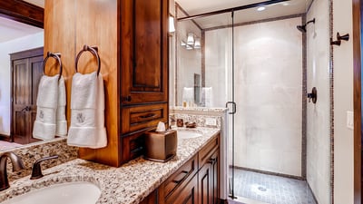 King suite 1 ensuite on lower level