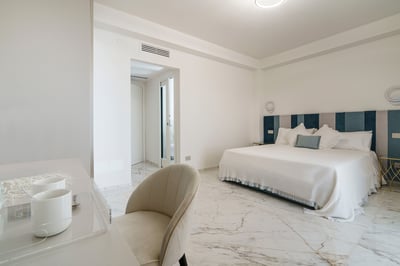 Luxury Villa Photo #26