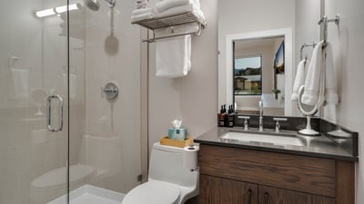 Queen bedroom ensuite