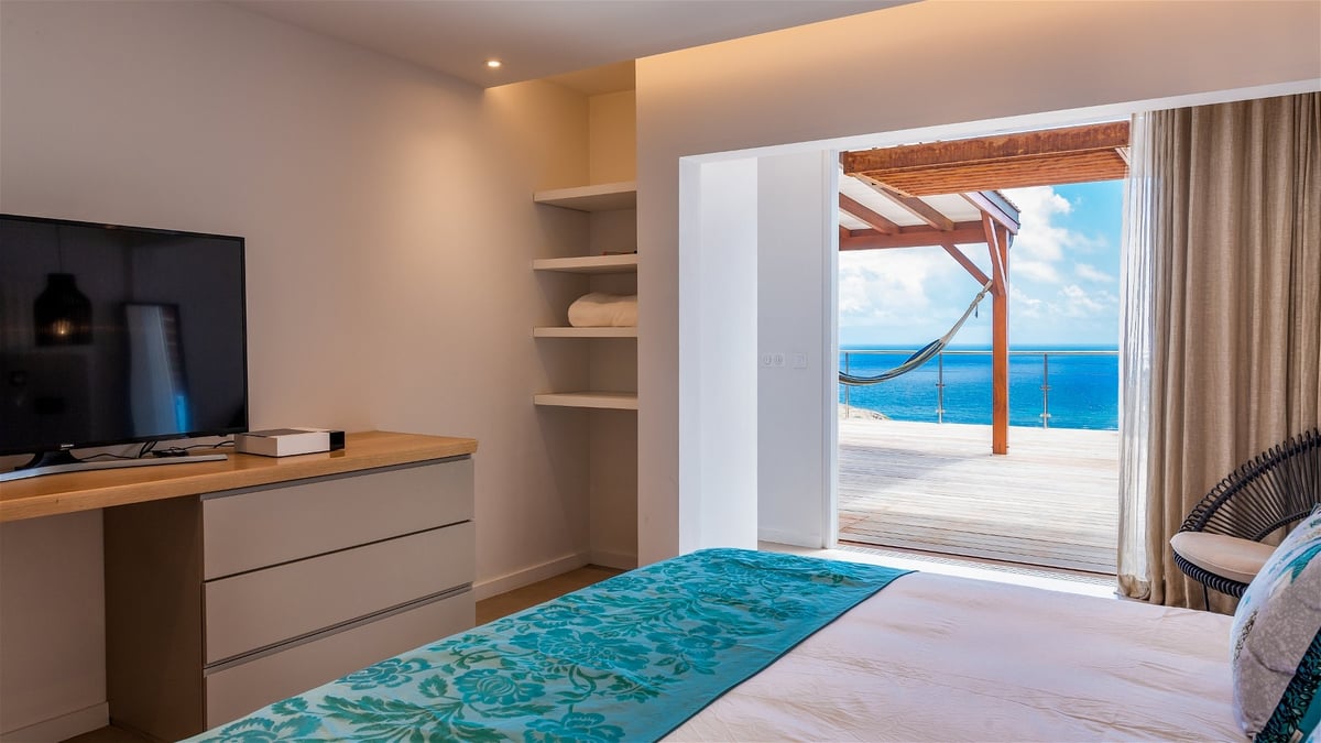 Bedroom 1: Located on the ground floor, opens onto the deck and ocean view. King size bed, air condi - Image 40